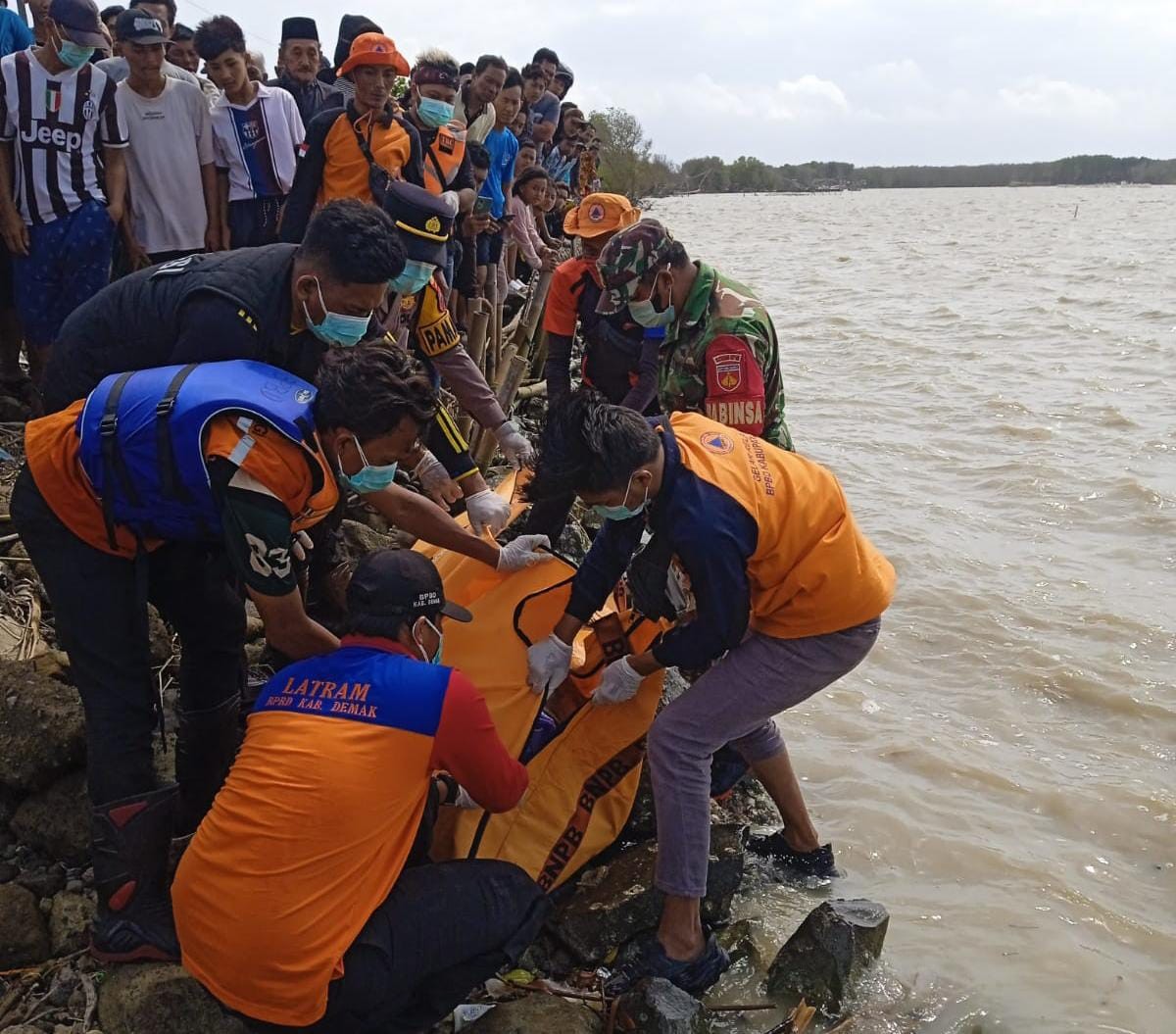 Evakuasi Penemuan Jasad Warga Kabupaten Batang di Pesisir Desa Timbulsloko Sayung