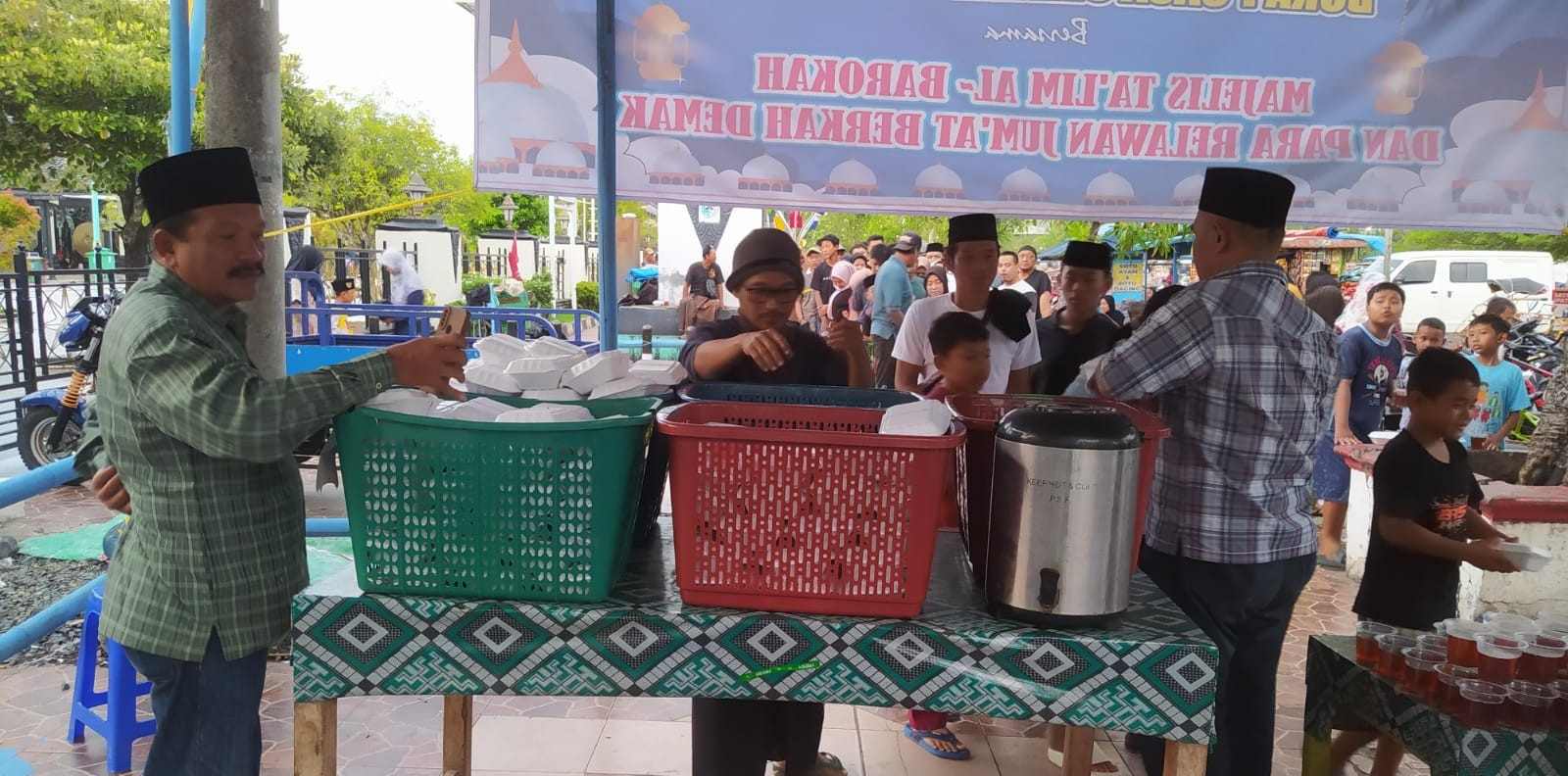 Tebar Berkah Dengan Berbagi Takjil Jelang Buka Puasa