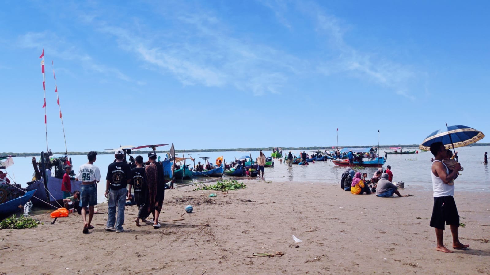 Keindahan Pantai Tirangan Onggojoyo Menarik Perhatian Pengunjung pada Syawalan 1447 H