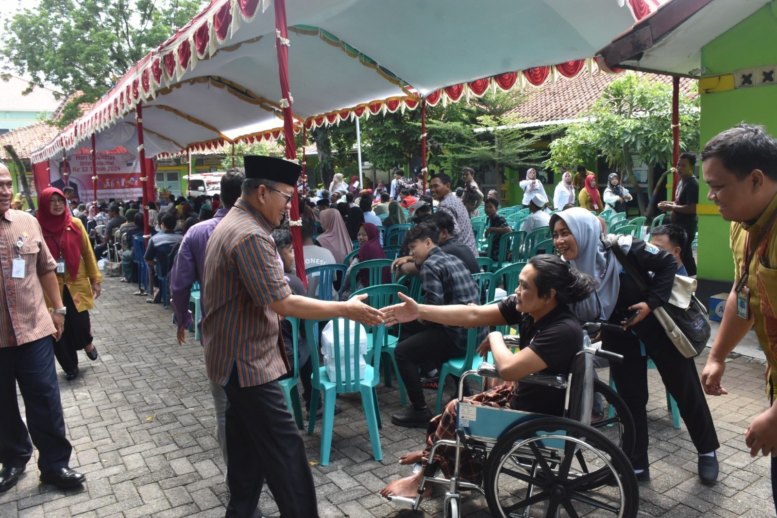 Serahkan Bantuan Rp.1 Miliar Bagi Disabilitas pada Peringatan Hari Disabilitas