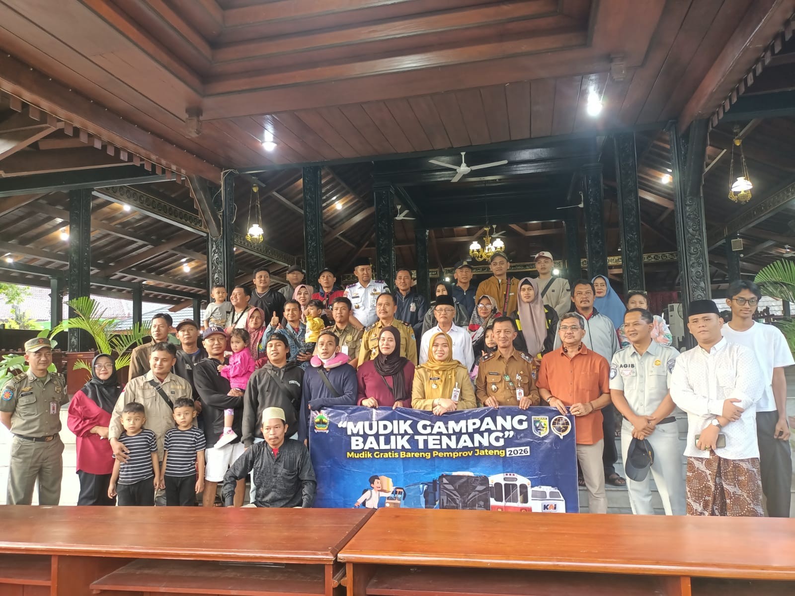 Ratusan Pemudik dari Jabodetabek Tiba di Demak , Program Mudik Gratis