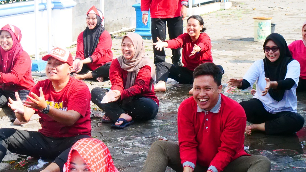 Basah Kena Air Warnai Lomba Agustusan Dinkominfo